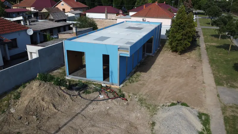 Snimka dronom: postavljeni moduli s plavom zaštitnom oblogom i bijelom krovnom membranom.